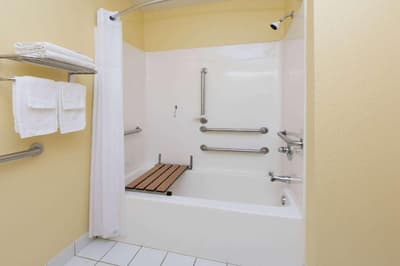 Days Inn & Suites by Wyndham Pryor