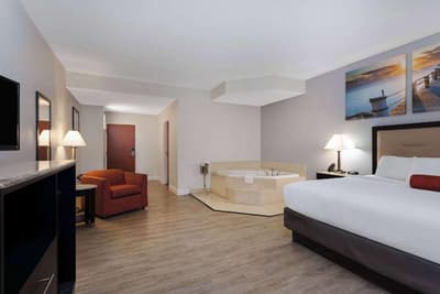 Days Inn & Suites by Wyndham Lakeland