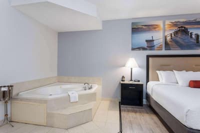 Days Inn & Suites by Wyndham Lakeland