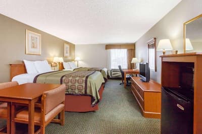 Days Inn & Suites by Wyndham New Iberia