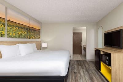 Days Inn & Suites by Wyndham Kansas City South