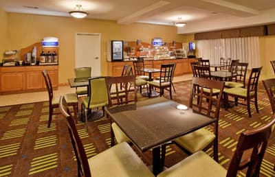 Holiday Inn Express Hotel & Suites Kansas City Spo