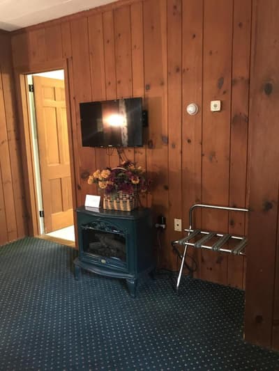 1896 House Brookside & Pondside Country Motels