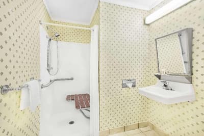 Super 8 by Wyndham Maumee Perrysburg Toledo Area