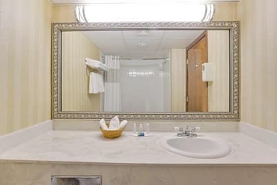 Clarion Pointe Near University