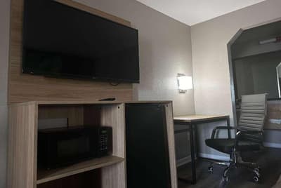 Super 8 by Wyndham Monroe