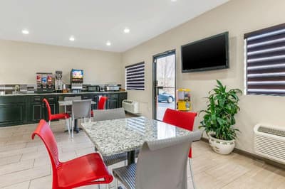 Econo Lodge Inn & Suites Northport