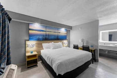 Days Inn & Suites by Wyndham Texas City