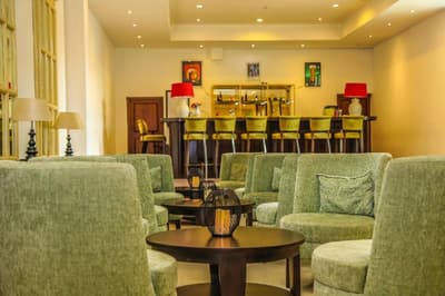 Oak-Ray Regency Hotel