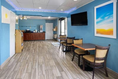 Days Inn by Wyndham Queensbury Lake George