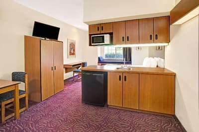 Econo Lodge Inn & Suites
