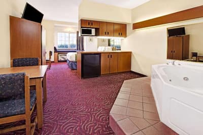 Econo Lodge Inn & Suites