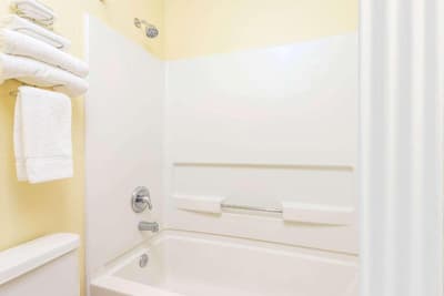 Super 8 by Wyndham Moriarty