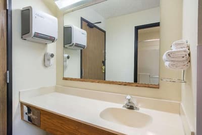 Super 8 by Wyndham Burnham/Lewistown