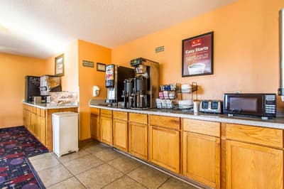 Econo Lodge & Suites