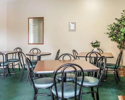 Econo Lodge  Inn & Suites Granite City