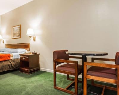 Econo Lodge  Inn & Suites Granite City