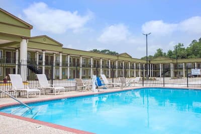 Days Inn by Wyndham Crowley