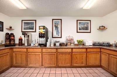 Super 8 by Wyndham Houghton