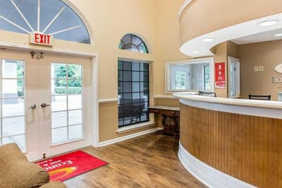 Econo Lodge Inn & Suites