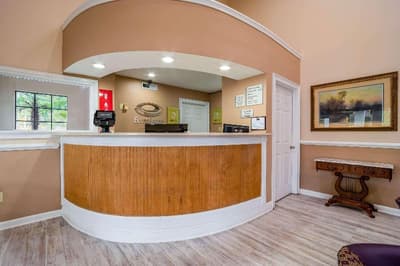 Econo Lodge Inn & Suites