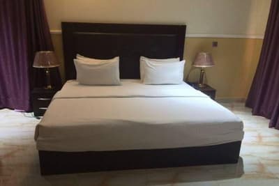 B's Hive Hotel & Suites