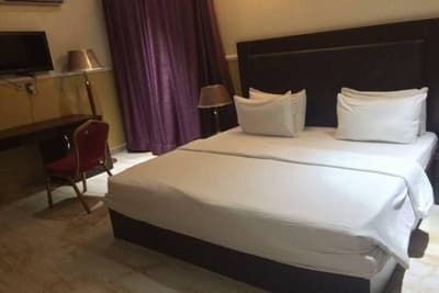 B's Hive Hotel & Suites