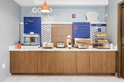 Holiday Inn Express and Suites Lincoln Roseville A