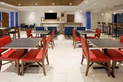 Holiday Inn Express and Suites Des Moines Downtown