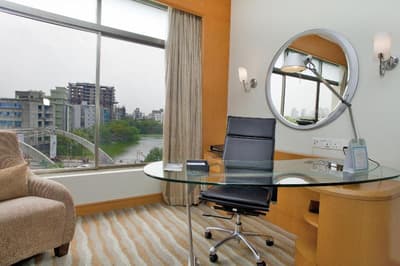 Lakeshore Hotel & Apartments