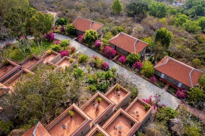 Victoria Nui Sam Lodge