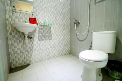 RedDoorz near Pasar Tarapung Siring Banjarmasin