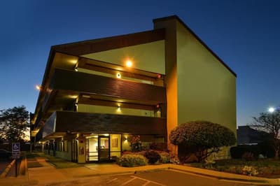 Super 8 by Wyndham Deerfield/Northbrook