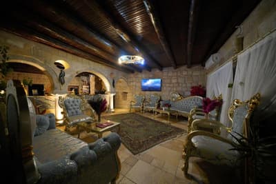 Holiday Cave Hotel