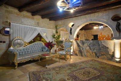 Holiday Cave Hotel