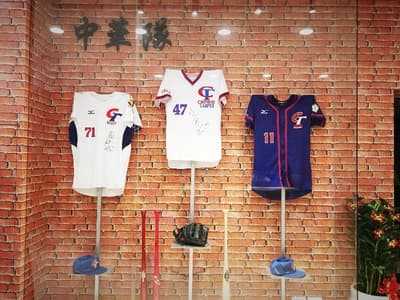 La Hotel Baseball Theme Hall