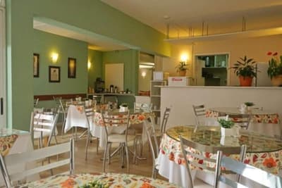 De La Plaza Hotel