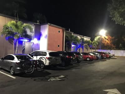 Tropical Inn & Suites