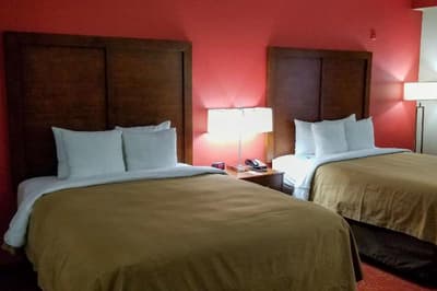 Econo Lodge Inn & Suites East