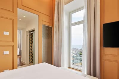 de Bonart Naples-Curio Collection by Hilton