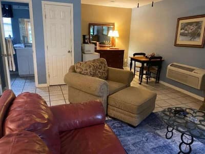 The Crossroads Inn (formerly Chantilly Lace Countr