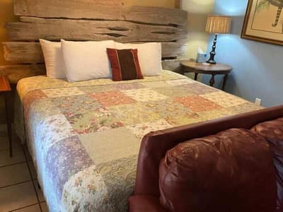 The Crossroads Inn (formerly Chantilly Lace Countr