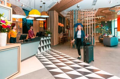 普伊昂诺克苏瓦宜必思快捷酒店