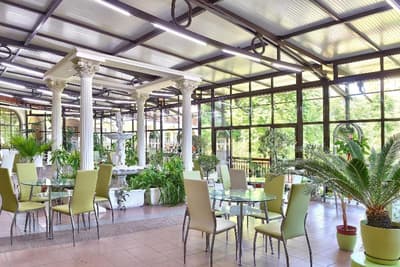 Estreya Palace & Residence