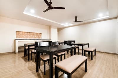 Capital O 49955 Hotel Green Tree