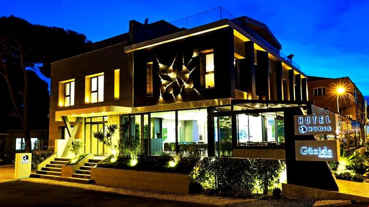 Rudis Deluxe Hotel