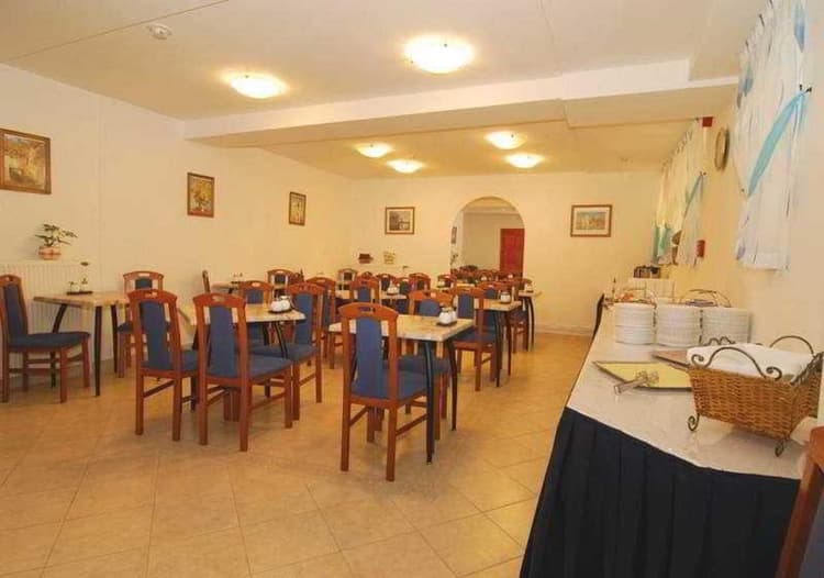 Easy Star Hotel