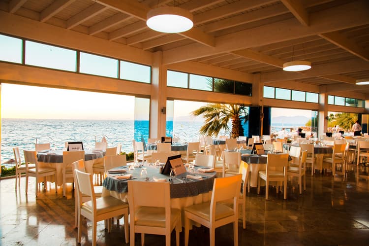 Charisma De Luxe Hotel