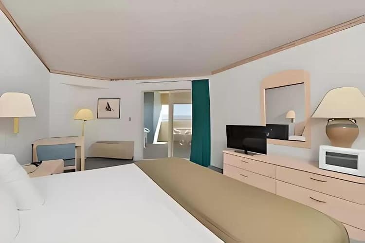 Econo Lodge Inn & Suites