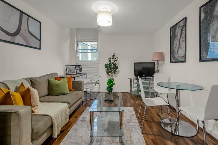 Lamb's Passage Elegant One Bed Apartment